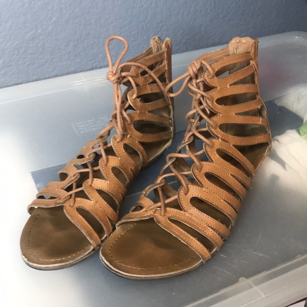 Kenneth Cole • Tan Sandals